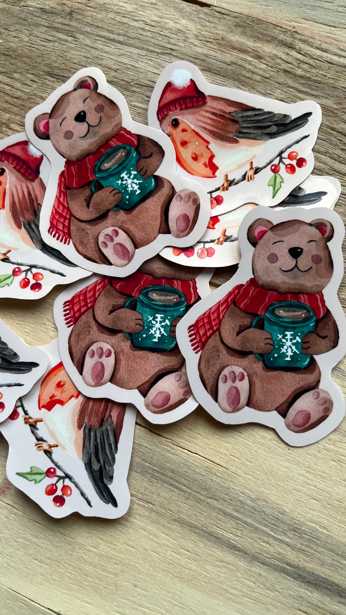 Sticker ours d’hiver – Écharpe rouge et tasse aux flocons