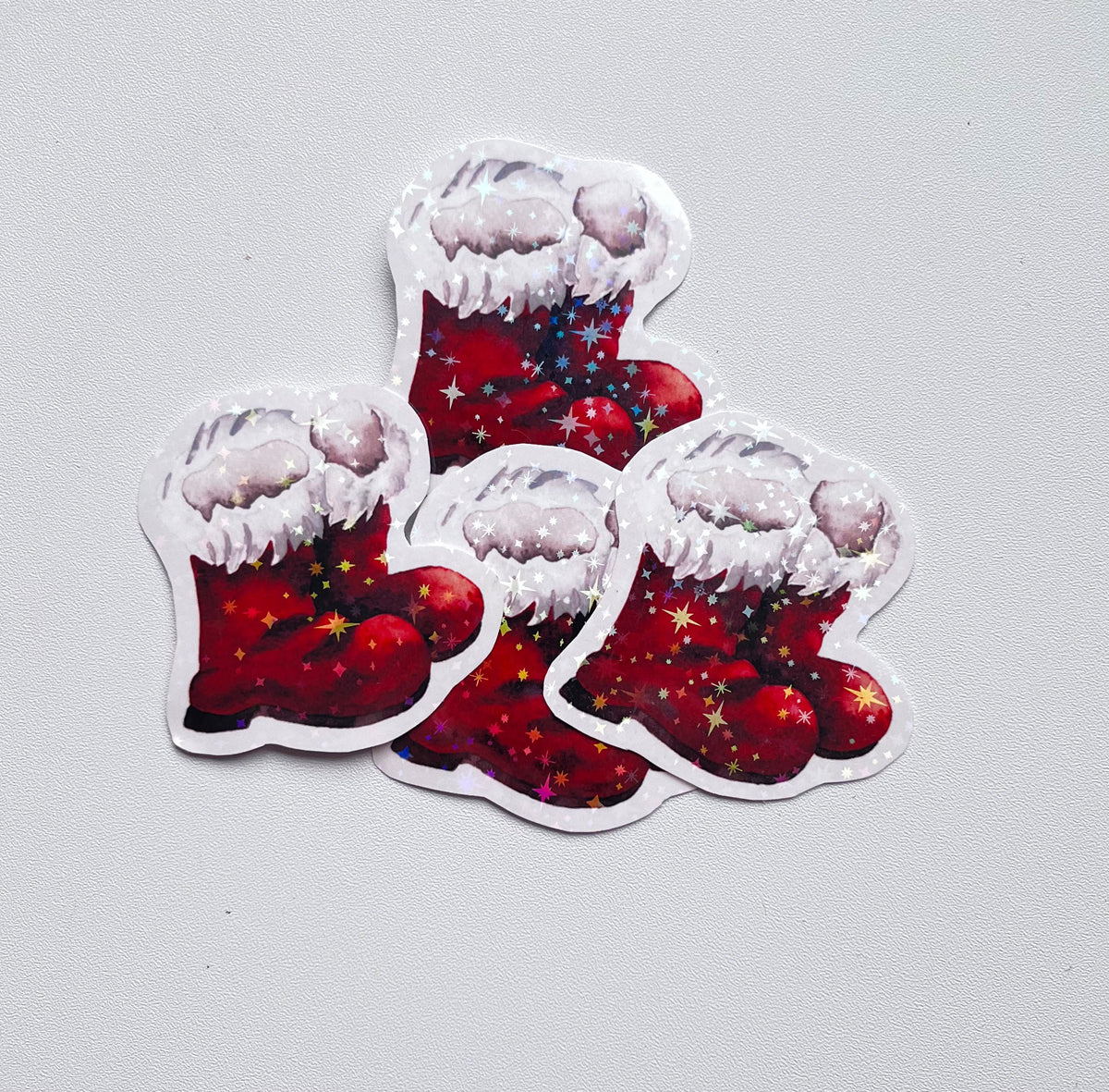 Sticker de bottes rouges bordées de fourrure blanche et ornées d’étoiles holographiques